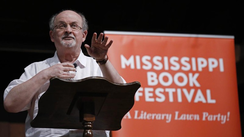 Penulis Salman Rushdie muncul pada penandatanganan bukunya 