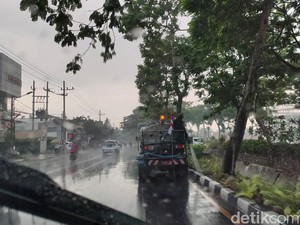 Siram-siram Tanaman di Tengah Guyuran Hujan