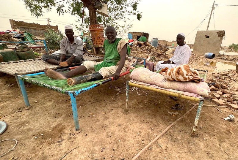 Warga beraktivitas usai banjir akibat hujan lebat yang melanda pemukiman mereka di Sudan, Sabtu (13/8/2022). Akibat banjir tersebut banyak rumah rusak dan menyebabkan korban tewas. (Photo by Sami Alopap/Anadolu Agency via Getty Images)