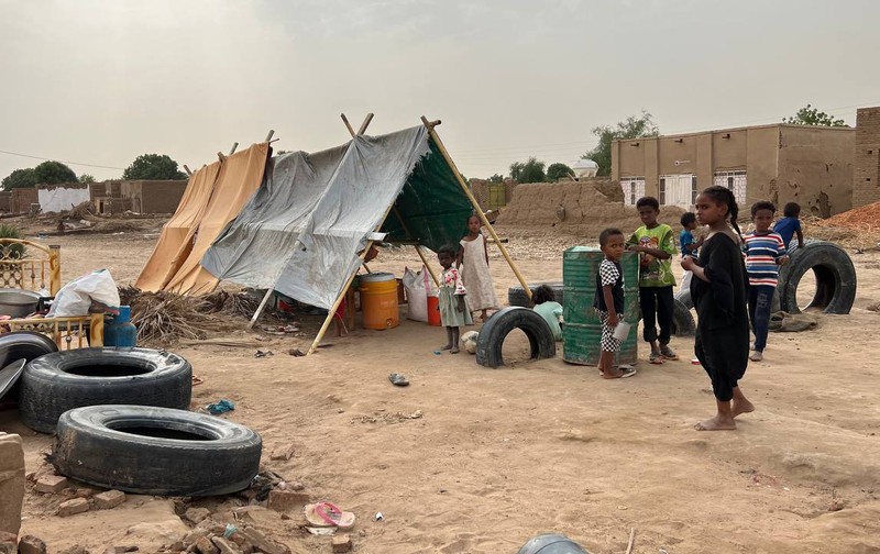 Warga beraktivitas usai banjir akibat hujan lebat yang melanda pemukiman mereka di Sudan, Sabtu (13/8/2022). Akibat banjir tersebut banyak rumah rusak dan menyebabkan korban tewas. (Photo by Sami Alopap/Anadolu Agency via Getty Images)