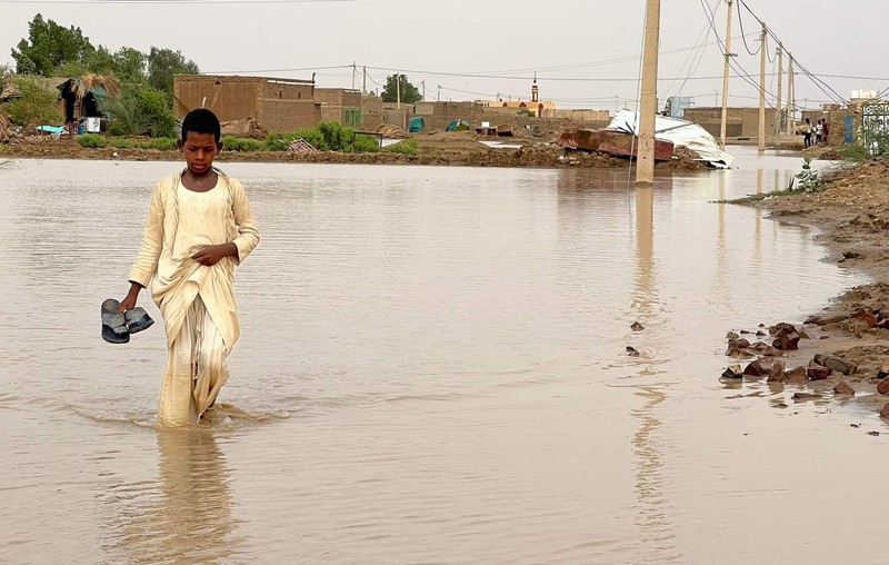 Banjir di Sudan Warga beraktivitas usai banjir akibat hujan lebat yang melanda pemukiman mereka di Sudan, Sabtu (13/8/2022). Akibat banjir tersebut banyak rumah rusak dan menyebabkan korban tewas. (Photo by Sami Alopap/Anadolu Agency via Getty Images)