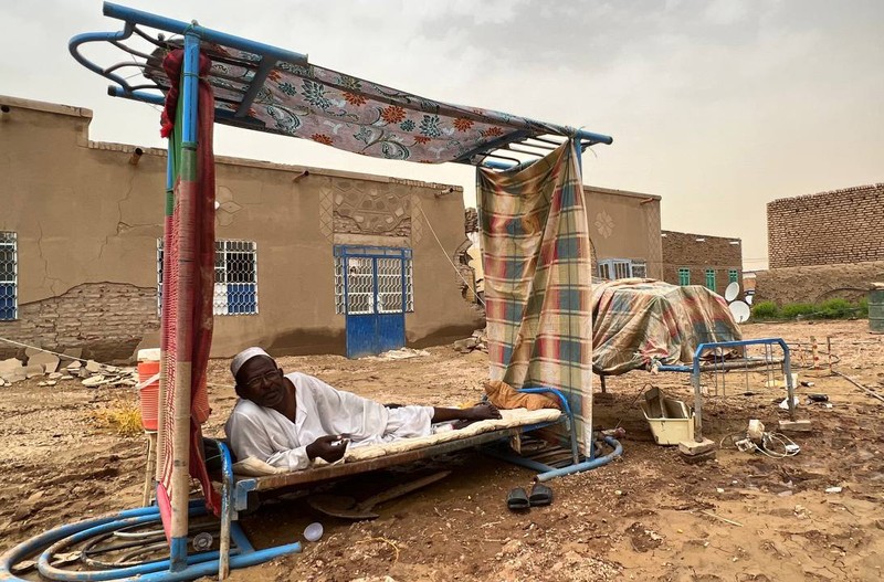 Warga beraktivitas usai banjir akibat hujan lebat yang melanda pemukiman mereka di Sudan, Sabtu (13/8/2022). Akibat banjir tersebut banyak rumah rusak dan menyebabkan korban tewas. (Photo by Sami Alopap/Anadolu Agency via Getty Images)