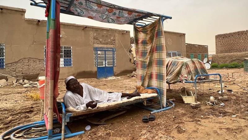 Warga beraktivitas usai banjir akibat hujan lebat yang melanda pemukiman mereka di Sudan, Sabtu (13/8/2022). Akibat banjir tersebut banyak rumah rusak dan menyebabkan korban tewas. (Photo by Sami Alopap/Anadolu Agency via Getty Images)
