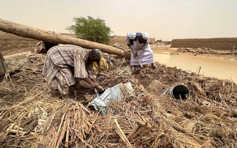 Warga beraktivitas usai banjir akibat hujan lebat yang melanda pemukiman mereka di Sudan, Sabtu (13/8/2022). Akibat banjir tersebut banyak rumah rusak dan menyebabkan korban tewas. (Photo by Sami Alopap/Anadolu Agency via Getty Images)