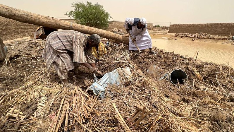 Warga beraktivitas usai banjir akibat hujan lebat yang melanda pemukiman mereka di Sudan, Sabtu (13/8/2022). Akibat banjir tersebut banyak rumah rusak dan menyebabkan korban tewas. (Photo by Sami Alopap/Anadolu Agency via Getty Images)