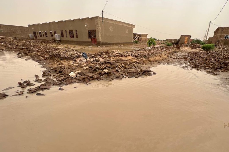 Banjir di Sudan Warga beraktivitas usai banjir akibat hujan lebat yang melanda pemukiman mereka di Sudan, Sabtu (13/8/2022). Akibat banjir tersebut banyak rumah rusak dan menyebabkan korban tewas. (Photo by Sami Alopap/Anadolu Agency via Getty Images)