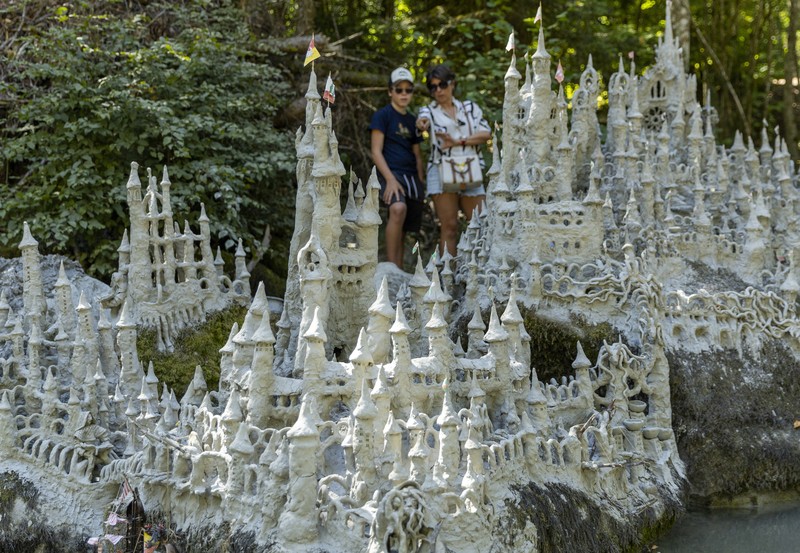 Monthoux Castle dari tanah liat dasar sungai Le Toleure di Saubraz, Swiss Seniman seni tanah Francois Monthoux mengerjakan