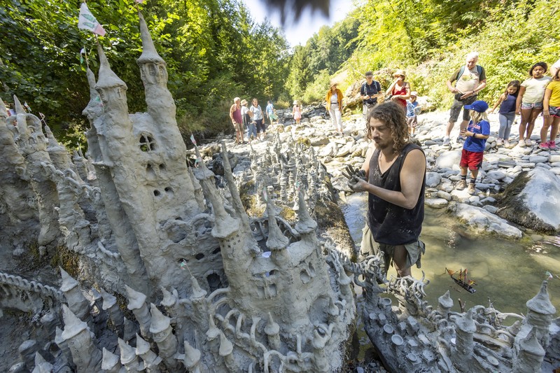 Monthoux Castle dari tanah liat dasar sungai Le Toleure di Saubraz, Swiss Seniman seni tanah Francois Monthoux mengerjakan