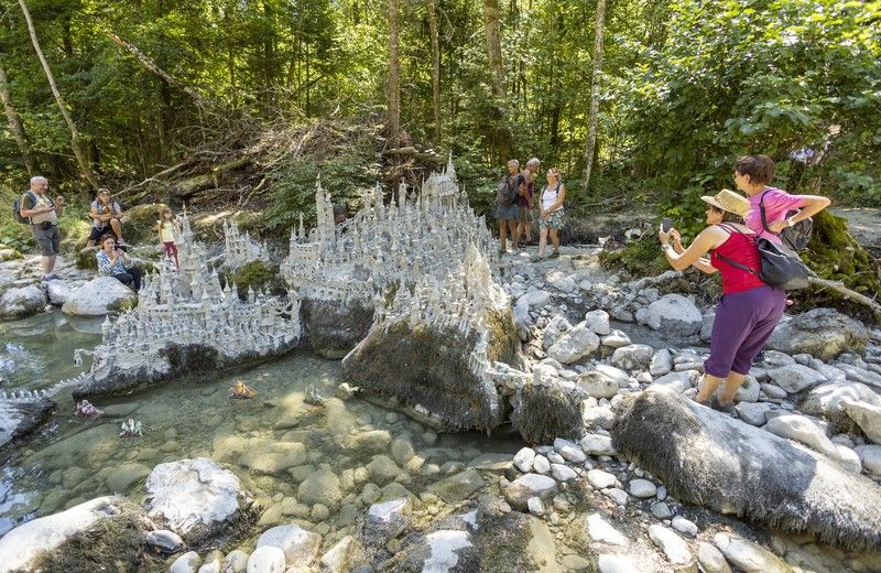 Monthoux Castle dari tanah liat dasar sungai Le Toleure di Saubraz, Swiss Seniman seni tanah Francois Monthoux mengerjakan