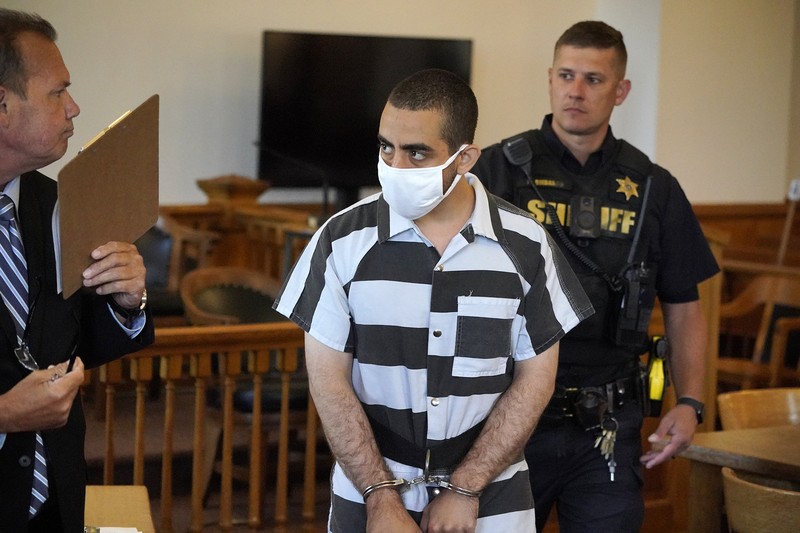 Hadi Matar (24) tengah, tiba untuk dakwaan di Gedung Pengadilan Chautauqua County di Mayville, NY, Sabtu (13/8/2022).. Matar, yang dituduh melakukan serangan penikaman terhadap penulis “Satanic Verses” Salman Rushdie telah masuk pembelaan tidak bersalah di pengadilan New York atas tuduhan percobaan pembunuhan dan penyerangan. (AP Photo/Gene J. Puskar)