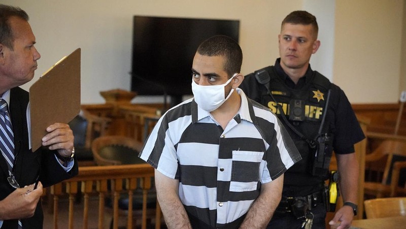 Hadi Matar (24) tengah, tiba untuk dakwaan di Gedung Pengadilan Chautauqua County di Mayville, NY, Sabtu (13/8/2022).. Matar, yang dituduh melakukan serangan penikaman terhadap penulis “Satanic Verses” Salman Rushdie telah masuk pembelaan tidak bersalah di pengadilan New York atas tuduhan percobaan pembunuhan dan penyerangan. (AP Photo/Gene J. Puskar)