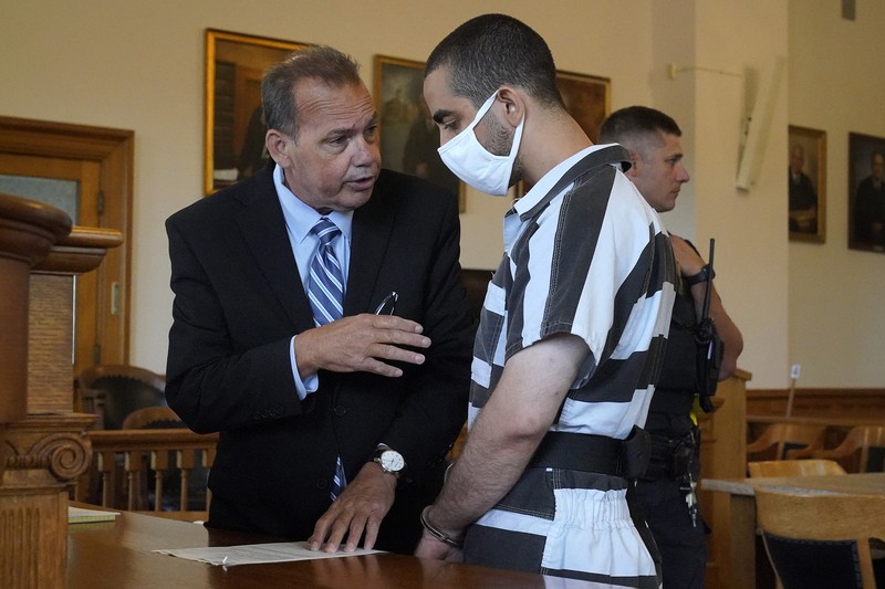 Hadi Matar (24) tengah, tiba untuk dakwaan di Gedung Pengadilan Chautauqua County di Mayville, NY, Sabtu (13/8/2022).. Matar, yang dituduh melakukan serangan penikaman terhadap penulis “Satanic Verses” Salman Rushdie telah masuk pembelaan tidak bersalah di pengadilan New York atas tuduhan percobaan pembunuhan dan penyerangan. (AP Photo/Gene J. Puskar)