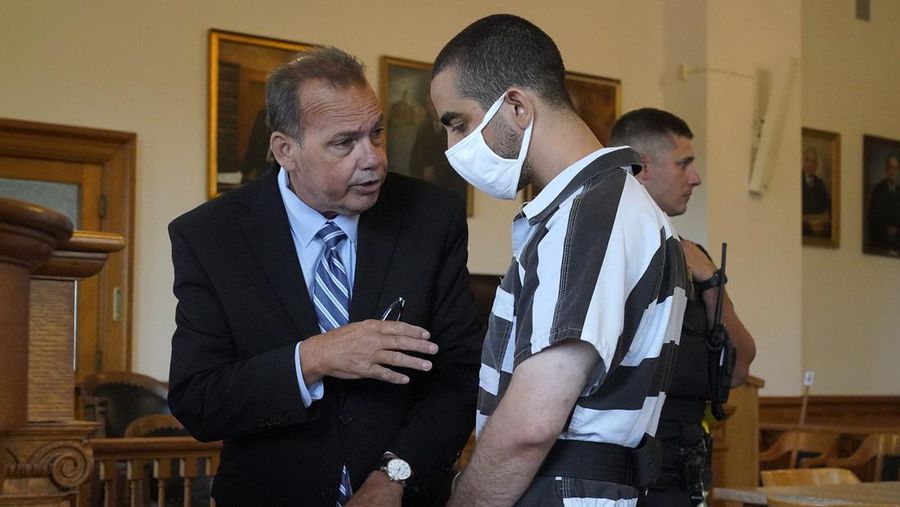 Hadi Matar (24) tengah, tiba untuk dakwaan di Gedung Pengadilan Chautauqua County di Mayville, NY, Sabtu (13/8/2022).. Matar, yang dituduh melakukan serangan penikaman terhadap penulis “Satanic Verses” Salman Rushdie telah masuk pembelaan tidak bersalah di pengadilan New York atas tuduhan percobaan pembunuhan dan penyerangan. (AP Photo/Gene J. Puskar)