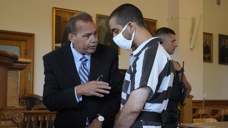 Hadi Matar (24) tengah, tiba untuk dakwaan di Gedung Pengadilan Chautauqua County di Mayville, NY, Sabtu (13/8/2022).. Matar, yang dituduh melakukan serangan penikaman terhadap penulis “Satanic Verses” Salman Rushdie telah masuk pembelaan tidak bersalah di pengadilan New York atas tuduhan percobaan pembunuhan dan penyerangan. (AP Photo/Gene J. Puskar)