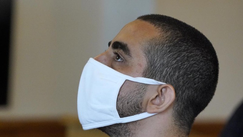 Hadi Matar (24) tengah, tiba untuk dakwaan di Gedung Pengadilan Chautauqua County di Mayville, NY, Sabtu (13/8/2022).. Matar, yang dituduh melakukan serangan penikaman terhadap penulis “Satanic Verses” Salman Rushdie telah masuk pembelaan tidak bersalah di pengadilan New York atas tuduhan percobaan pembunuhan dan penyerangan. (AP Photo/Gene J. Puskar)