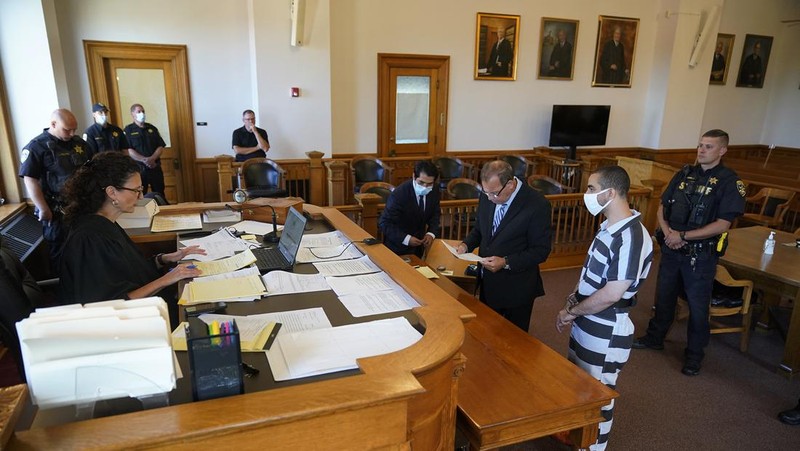 Hadi Matar (24) tengah, tiba untuk dakwaan di Gedung Pengadilan Chautauqua County di Mayville, NY, Sabtu (13/8/2022).. Matar, yang dituduh melakukan serangan penikaman terhadap penulis “Satanic Verses” Salman Rushdie telah masuk pembelaan tidak bersalah di pengadilan New York atas tuduhan percobaan pembunuhan dan penyerangan. (AP Photo/Gene J. Puskar)
