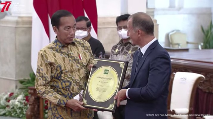 Presiden Joko Widodo Menerima Penghargaan dari International Rice Research Institute Kepada Pemerintah RI. (Tangkapan Layar via Youtube Sekretariat Presiden)