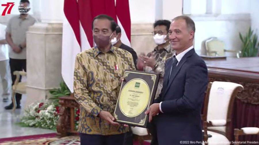 Presiden Joko Widodo Menerima Penghargaan dari International Rice Research Institute Kepada Pemerintah RI. (Tangkapan Layar via Youtube Sekretariat Presiden)