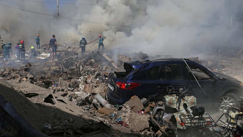 Petugas pemadam kebakaran memadamkan api setelah terjadi ledakan pada gudang kembang api di sebuah pusat perbelanjaan di Yerevan, Armenia, MInggu (14/8/2022). (Vahram Baghdasaryan/Photolure via REUTERS)
