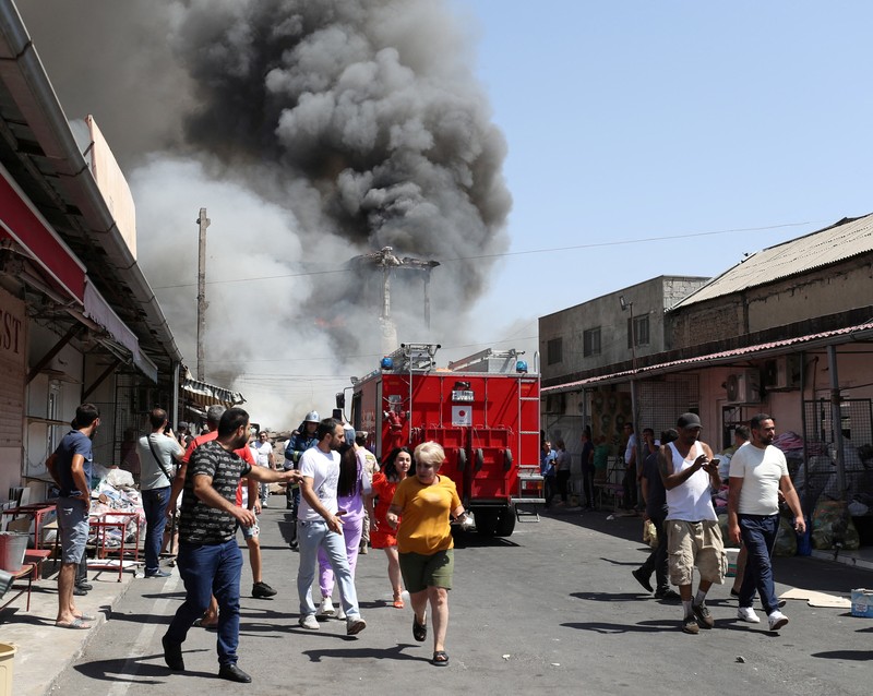 Ledakan Gudang Kembang Api di Yerevan, Armenia Petugas pemadam kebakaran memadamkan api setelah terjadi ledakan pada gudang kembang api di sebuah pusat perbelanjaan di Yerevan, Armenia, MInggu (14/8/2022). (Vahram Baghdasaryan/Photolure via REUTERS)