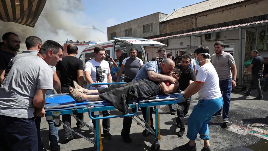 Petugas pemadam kebakaran memadamkan api setelah terjadi ledakan pada gudang kembang api di sebuah pusat perbelanjaan di Yerevan, Armenia, MInggu (14/8/2022). (Vahram Baghdasaryan/Photolure via REUTERS)