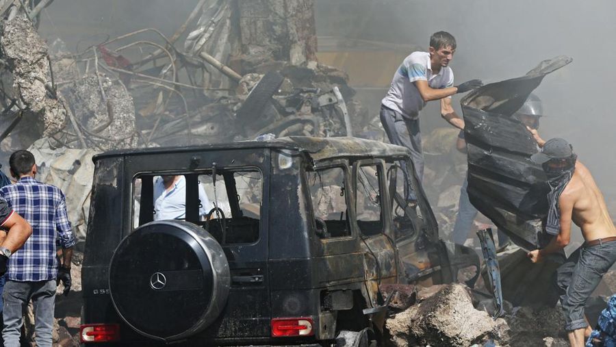 Petugas pemadam kebakaran memadamkan api setelah terjadi ledakan pada gudang kembang api di sebuah pusat perbelanjaan di Yerevan, Armenia, MInggu (14/8/2022). (Vahram Baghdasaryan/Photolure via REUTERS)