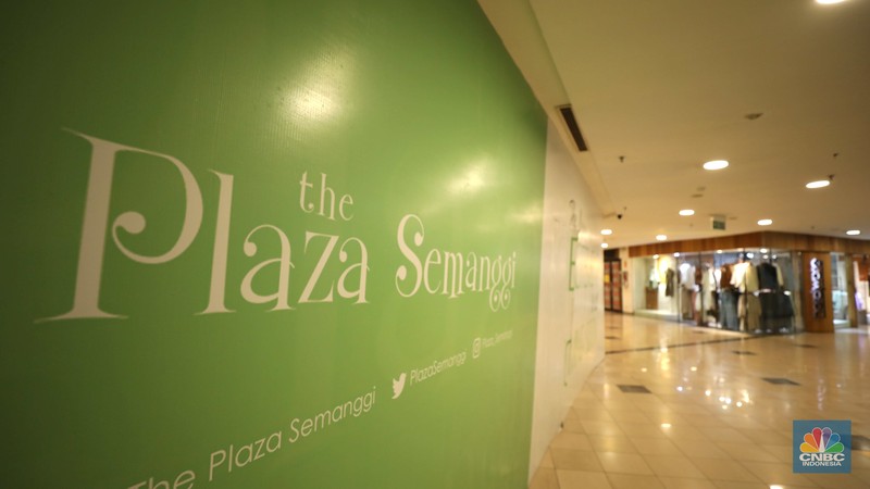 Suasana sepi di Mall Grand Paragon, Jalan Gajah Mada, Jakarta, Kamis (18/8/2022). (CNBC Indonesia/ Tri Susilo)