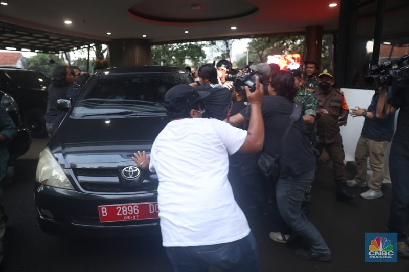 Sejumlah pewarta mengepung dan menahan mobil Kejagung yang membawa secara diam-diam tersangka kasus dugaan korupsi PT Duta Palma, Surya Darmadi di gedung Kejaksaan Agung, Jakarta, Senin (15/8/2022). Kejaksaan Agung (Kejagung) telah resmi menahan tersangka kasus dugaan korupsi PT Duta Palma, Surya Darmadi (SD). Saat ini, SD telah dibawa ke Kejagung untuk dilakukan pemeriksaan terkait kasus dugaan korupsi yang merugikan negara sebesar Rp 78 triliun. (CNBC Indonesia/ Muhammad Sabki)