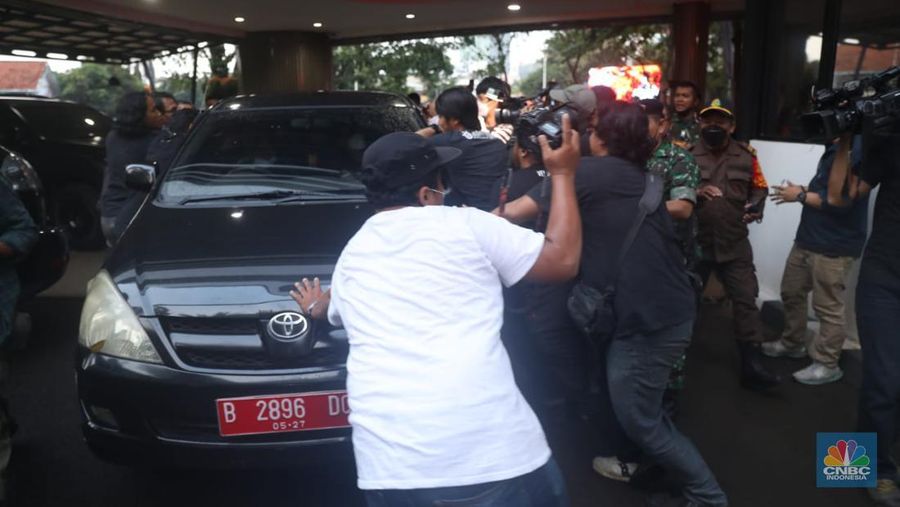 Sejumlah pewarta mengepung dan menahan mobil Kejagung yang membawa secara diam-diam tersangka kasus dugaan korupsi PT Duta Palma, Surya Darmadi di gedung Kejaksaan Agung, Jakarta, Senin (15/8/2022). Kejaksaan Agung (Kejagung) telah resmi menahan tersangka kasus dugaan korupsi PT Duta Palma, Surya Darmadi (SD). Saat ini, SD telah dibawa ke Kejagung untuk dilakukan pemeriksaan terkait kasus dugaan korupsi yang merugikan negara sebesar Rp 78 triliun. (CNBC Indonesia/ Muhammad Sabki)
