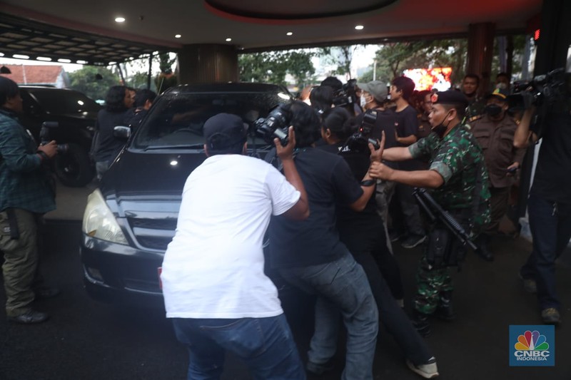Surya Darmadi ditahan Kejagung Sejumlah pewarta mengepung dan menahan mobil Kejagung yang membawa secara diam-diam tersangka kasus dugaan korupsi PT Duta Palma, Surya Darmadi di gedung Kejaksaan Agung, Jakarta, Senin (15/8/2022). Kejaksaan Agung (Kejagung) telah resmi menahan tersangka kasus dugaan korupsi PT Duta Palma, Surya Darmadi (SD). Saat ini, SD telah dibawa ke Kejagung untuk dilakukan pemeriksaan terkait kasus dugaan korupsi yang merugikan negara sebesar Rp 78 triliun. (CNBC Indonesia/ Muhammad Sabki)
