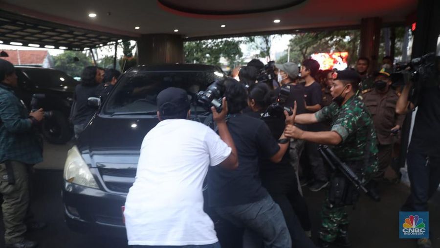 Sejumlah pewarta mengepung dan menahan mobil Kejagung yang membawa secara diam-diam tersangka kasus dugaan korupsi PT Duta Palma, Surya Darmadi di gedung Kejaksaan Agung, Jakarta, Senin (15/8/2022). Kejaksaan Agung (Kejagung) telah resmi menahan tersangka kasus dugaan korupsi PT Duta Palma, Surya Darmadi (SD). Saat ini, SD telah dibawa ke Kejagung untuk dilakukan pemeriksaan terkait kasus dugaan korupsi yang merugikan negara sebesar Rp 78 triliun. (CNBC Indonesia/ Muhammad Sabki)