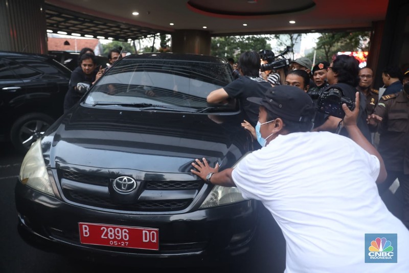 Surya Darmadi ditahan Kejagung Sejumlah pewarta mengepung dan menahan mobil Kejagung yang membawa secara diam-diam tersangka kasus dugaan korupsi PT Duta Palma, Surya Darmadi di gedung Kejaksaan Agung, Jakarta, Senin (15/8/2022). Kejaksaan Agung (Kejagung) telah resmi menahan tersangka kasus dugaan korupsi PT Duta Palma, Surya Darmadi (SD). Saat ini, SD telah dibawa ke Kejagung untuk dilakukan pemeriksaan terkait kasus dugaan korupsi yang merugikan negara sebesar Rp 78 triliun. (CNBC Indonesia/ Muhammad Sabki)