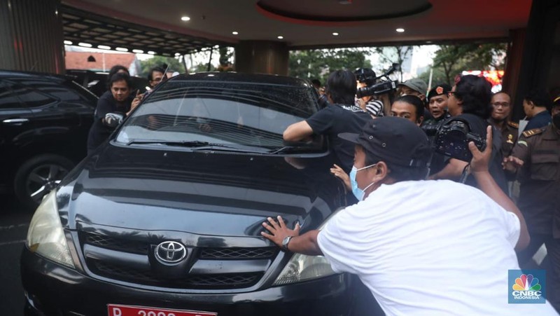 Sejumlah pewarta mengepung dan menahan mobil Kejagung yang membawa secara diam-diam tersangka kasus dugaan korupsi PT Duta Palma, Surya Darmadi di gedung Kejaksaan Agung, Jakarta, Senin (15/8/2022). Kejaksaan Agung (Kejagung) telah resmi menahan tersangka kasus dugaan korupsi PT Duta Palma, Surya Darmadi (SD). Saat ini, SD telah dibawa ke Kejagung untuk dilakukan pemeriksaan terkait kasus dugaan korupsi yang merugikan negara sebesar Rp 78 triliun. (CNBC Indonesia/ Muhammad Sabki)