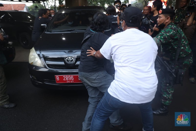 Surya Darmadi ditahan Kejagung Sejumlah pewarta mengepung dan menahan mobil Kejagung yang membawa secara diam-diam tersangka kasus dugaan korupsi PT Duta Palma, Surya Darmadi di gedung Kejaksaan Agung, Jakarta, Senin (15/8/2022). Kejaksaan Agung (Kejagung) telah resmi menahan tersangka kasus dugaan korupsi PT Duta Palma, Surya Darmadi (SD). Saat ini, SD telah dibawa ke Kejagung untuk dilakukan pemeriksaan terkait kasus dugaan korupsi yang merugikan negara sebesar Rp 78 triliun. (CNBC Indonesia/ Muhammad Sabki)