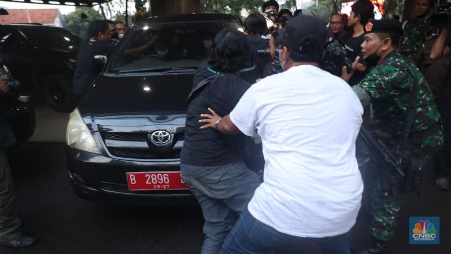 Sejumlah pewarta mengepung dan menahan mobil Kejagung yang membawa secara diam-diam tersangka kasus dugaan korupsi PT Duta Palma, Surya Darmadi di gedung Kejaksaan Agung, Jakarta, Senin (15/8/2022). Kejaksaan Agung (Kejagung) telah resmi menahan tersangka kasus dugaan korupsi PT Duta Palma, Surya Darmadi (SD). Saat ini, SD telah dibawa ke Kejagung untuk dilakukan pemeriksaan terkait kasus dugaan korupsi yang merugikan negara sebesar Rp 78 triliun. (CNBC Indonesia/ Muhammad Sabki)