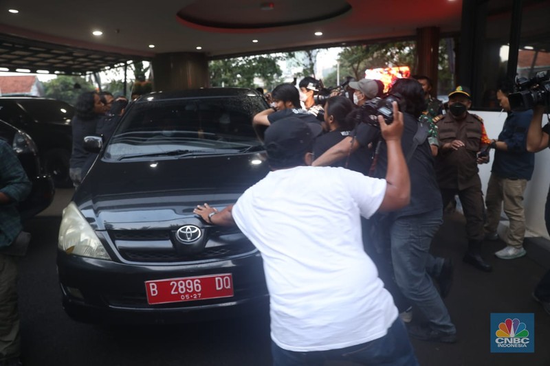 Surya Darmadi ditahan Kejagung Sejumlah pewarta mengepung dan menahan mobil Kejagung yang membawa secara diam-diam tersangka kasus dugaan korupsi PT Duta Palma, Surya Darmadi di gedung Kejaksaan Agung, Jakarta, Senin (15/8/2022). Kejaksaan Agung (Kejagung) telah resmi menahan tersangka kasus dugaan korupsi PT Duta Palma, Surya Darmadi (SD). Saat ini, SD telah dibawa ke Kejagung untuk dilakukan pemeriksaan terkait kasus dugaan korupsi yang merugikan negara sebesar Rp 78 triliun. (CNBC Indonesia/ Muhammad Sabki)