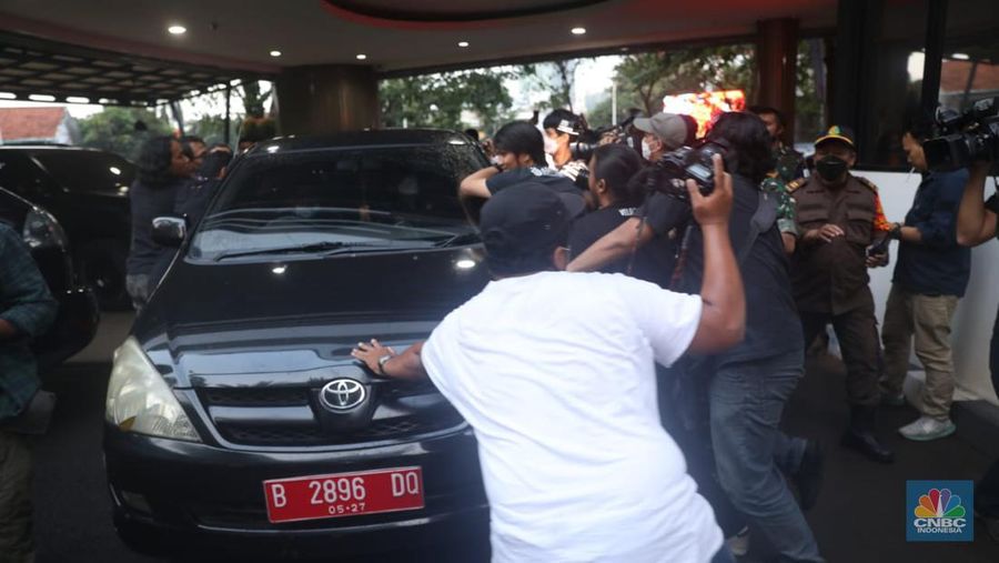 Sejumlah pewarta mengepung dan menahan mobil Kejagung yang membawa secara diam-diam tersangka kasus dugaan korupsi PT Duta Palma, Surya Darmadi di gedung Kejaksaan Agung, Jakarta, Senin (15/8/2022). Kejaksaan Agung (Kejagung) telah resmi menahan tersangka kasus dugaan korupsi PT Duta Palma, Surya Darmadi (SD). Saat ini, SD telah dibawa ke Kejagung untuk dilakukan pemeriksaan terkait kasus dugaan korupsi yang merugikan negara sebesar Rp 78 triliun. (CNBC Indonesia/ Muhammad Sabki)