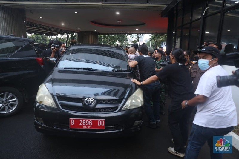 Sejumlah pewarta mengepung dan menahan mobil Kejagung yang membawa secara diam-diam tersangka kasus dugaan korupsi PT Duta Palma, Surya Darmadi di gedung Kejaksaan Agung, Jakarta, Senin (15/8/2022). Kejaksaan Agung (Kejagung) telah resmi menahan tersangka kasus dugaan korupsi PT Duta Palma, Surya Darmadi (SD). Saat ini, SD telah dibawa ke Kejagung untuk dilakukan pemeriksaan terkait kasus dugaan korupsi yang merugikan negara sebesar Rp 78 triliun. (CNBC Indonesia/ Muhammad Sabki)