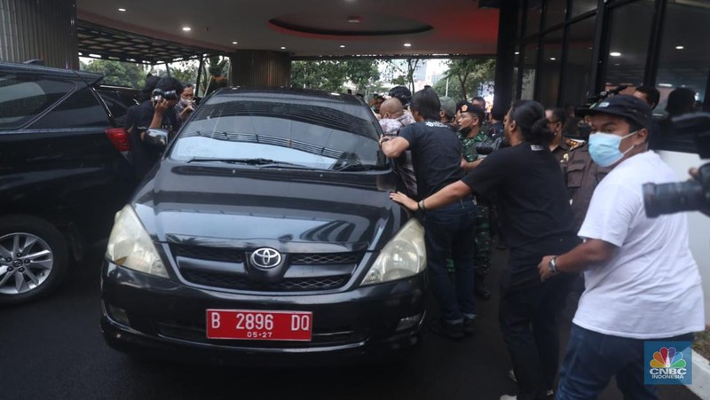 Sejumlah pewarta mengepung dan menahan mobil Kejagung yang membawa secara diam-diam tersangka kasus dugaan korupsi PT Duta Palma, Surya Darmadi di gedung Kejaksaan Agung, Jakarta, Senin (15/8/2022). Kejaksaan Agung (Kejagung) telah resmi menahan tersangka kasus dugaan korupsi PT Duta Palma, Surya Darmadi (SD). Saat ini, SD telah dibawa ke Kejagung untuk dilakukan pemeriksaan terkait kasus dugaan korupsi yang merugikan negara sebesar Rp 78 triliun. (CNBC Indonesia/ Muhammad Sabki)