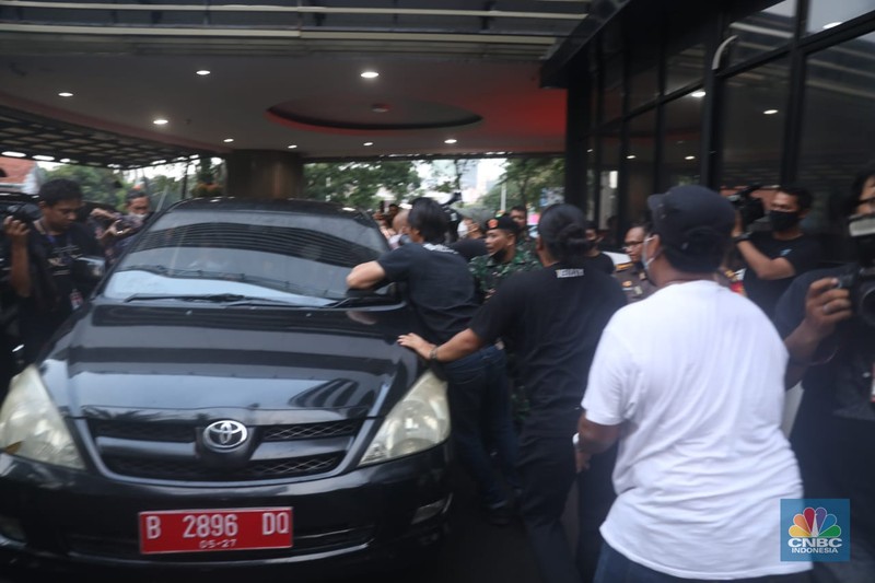 Sejumlah pewarta mengepung dan menahan mobil Kejagung yang membawa secara diam-diam tersangka kasus dugaan korupsi PT Duta Palma, Surya Darmadi di gedung Kejaksaan Agung, Jakarta, Senin (15/8/2022). Kejaksaan Agung (Kejagung) telah resmi menahan tersangka kasus dugaan korupsi PT Duta Palma, Surya Darmadi (SD). Saat ini, SD telah dibawa ke Kejagung untuk dilakukan pemeriksaan terkait kasus dugaan korupsi yang merugikan negara sebesar Rp 78 triliun. (CNBC Indonesia/ Muhammad Sabki)