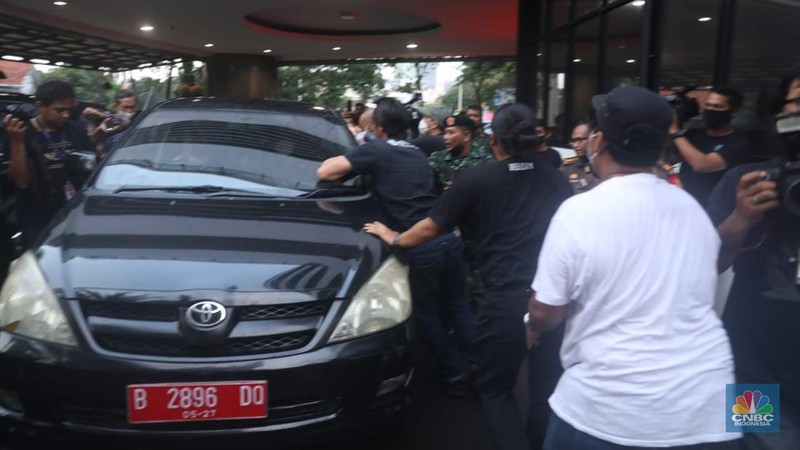 Sejumlah pewarta mengepung dan menahan mobil Kejagung yang membawa secara diam-diam tersangka kasus dugaan korupsi PT Duta Palma, Surya Darmadi di gedung Kejaksaan Agung, Jakarta, Senin (15/8/2022). Kejaksaan Agung (Kejagung) telah resmi menahan tersangka kasus dugaan korupsi PT Duta Palma, Surya Darmadi (SD). Saat ini, SD telah dibawa ke Kejagung untuk dilakukan pemeriksaan terkait kasus dugaan korupsi yang merugikan negara sebesar Rp 78 triliun. (CNBC Indonesia/ Muhammad Sabki)