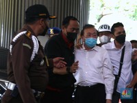 Sosok Tersangka Kasus Korupsi Surya Darmadi Tiba di Kejagung