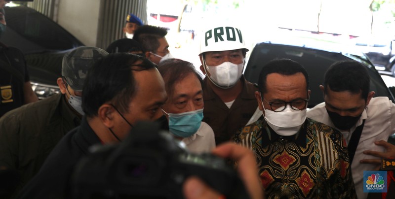 Tersangka Kasus Korupsi Surya Darmadi Tiba di Kejagung Tersangka kasus dugaan korupsi lahan sawit PT Duta Palma dengan kerugian Rp 78 triliun, Surya Darmadi (kemeja putih-tengah) tiba di gedung Kejaksaan Agung, Jakarta, Senin (15/8/2022). Kepulangan Surya Darmadi ke Tanah Air untuk menghadiri pemeriksaan atas kasusnya. (CNBC Indonesia/ Muhammad Sabki)