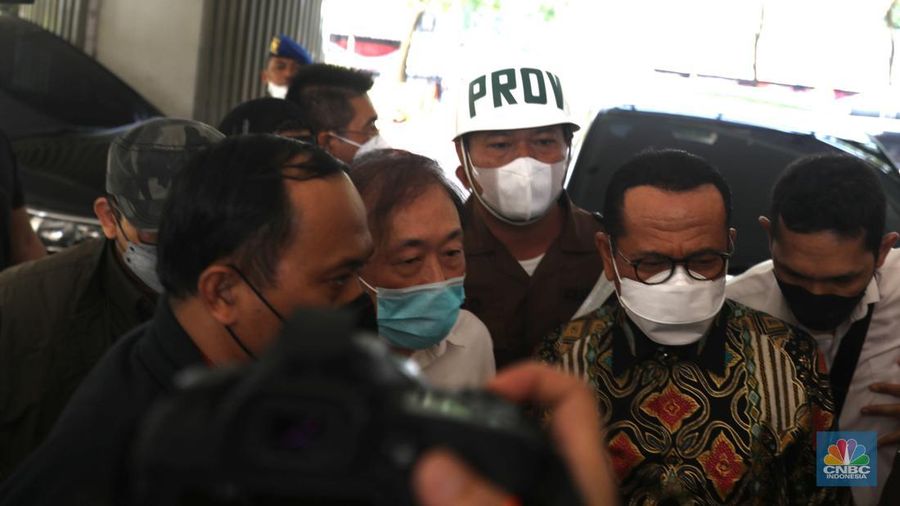 Tersangka kasus dugaan korupsi lahan sawit PT Duta Palma dengan kerugian Rp 78 triliun, Surya Darmadi (kemeja putih-tengah) tiba di gedung Kejaksaan Agung, Jakarta, Senin (15/8/2022). Kepulangan Surya Darmadi ke Tanah Air untuk menghadiri pemeriksaan atas kasusnya. (CNBC Indonesia/ Muhammad Sabki)