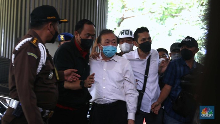 Tersangka Kasus Korupsi Surya Darmadi Tiba di Kejagung Tersangka kasus dugaan korupsi lahan sawit PT Duta Palma dengan kerugian Rp 78 triliun, Surya Darmadi (kemeja putih-tengah) tiba di gedung Kejaksaan Agung, Jakarta, Senin (15/8/2022). Kepulangan Surya Darmadi ke Tanah Air untuk menghadiri pemeriksaan atas kasusnya. (CNBC Indonesia/ Muhammad Sabki)