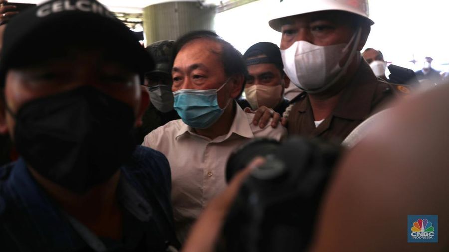 Tersangka kasus dugaan korupsi lahan sawit PT Duta Palma dengan kerugian Rp 78 triliun, Surya Darmadi (kemeja putih-tengah) tiba di gedung Kejaksaan Agung, Jakarta, Senin (15/8/2022). Kepulangan Surya Darmadi ke Tanah Air untuk menghadiri pemeriksaan atas kasusnya. (²©²ÊÍøÕ¾/ Muhammad Sabki)