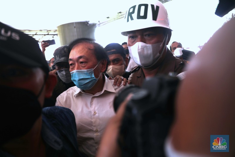 Tersangka Kasus Korupsi Surya Darmadi Tiba di Kejagung Tersangka kasus dugaan korupsi lahan sawit PT Duta Palma dengan kerugian Rp 78 triliun, Surya Darmadi (kemeja putih-tengah) tiba di gedung Kejaksaan Agung, Jakarta, Senin (15/8/2022). Kepulangan Surya Darmadi ke Tanah Air untuk menghadiri pemeriksaan atas kasusnya. (CNBC Indonesia/ Muhammad Sabki)