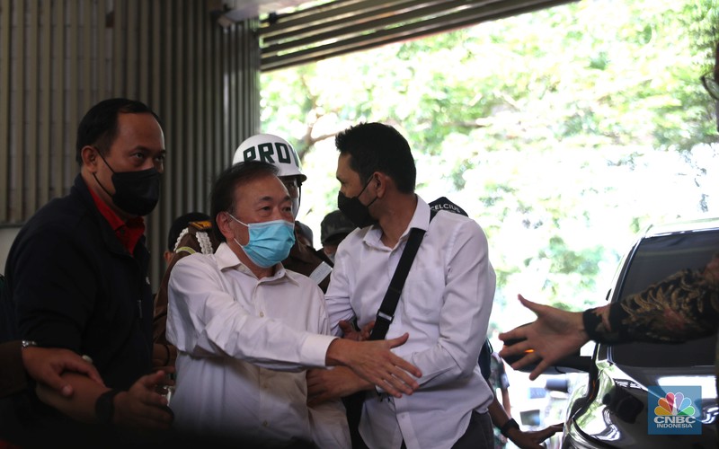 Tersangka Kasus Korupsi Surya Darmadi Tiba di Kejagung Tersangka kasus dugaan korupsi lahan sawit PT Duta Palma dengan kerugian Rp 78 triliun, Surya Darmadi (kemeja putih-tengah) tiba di gedung Kejaksaan Agung, Jakarta, Senin (15/8/2022). Kepulangan Surya Darmadi ke Tanah Air untuk menghadiri pemeriksaan atas kasusnya. (CNBC Indonesia/ Muhammad Sabki)