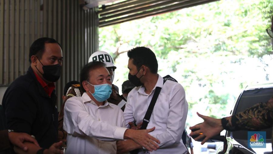 Tersangka kasus dugaan korupsi lahan sawit PT Duta Palma dengan kerugian Rp 78 triliun, Surya Darmadi (kemeja putih-tengah) tiba di gedung Kejaksaan Agung, Jakarta, Senin (15/8/2022). Kepulangan Surya Darmadi ke Tanah Air untuk menghadiri pemeriksaan atas kasusnya. (²©²ÊÍøÕ¾/ Muhammad Sabki)