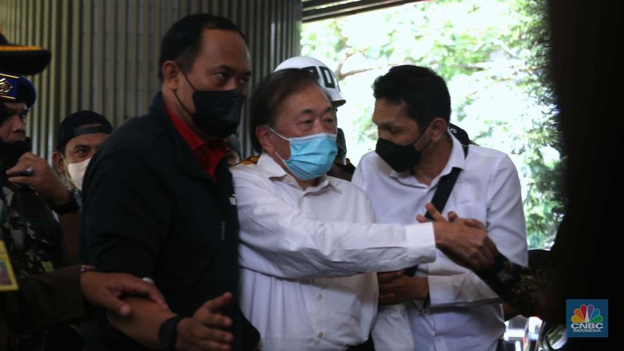 Tersangka kasus dugaan korupsi lahan sawit PT Duta Palma dengan kerugian Rp 78 triliun, Surya Darmadi (kemeja putih-tengah) tiba di gedung Kejaksaan Agung, Jakarta, Senin (15/8/2022). Kepulangan Surya Darmadi ke Tanah Air untuk menghadiri pemeriksaan atas kasusnya. (վ/ Muhammad Sabki)
